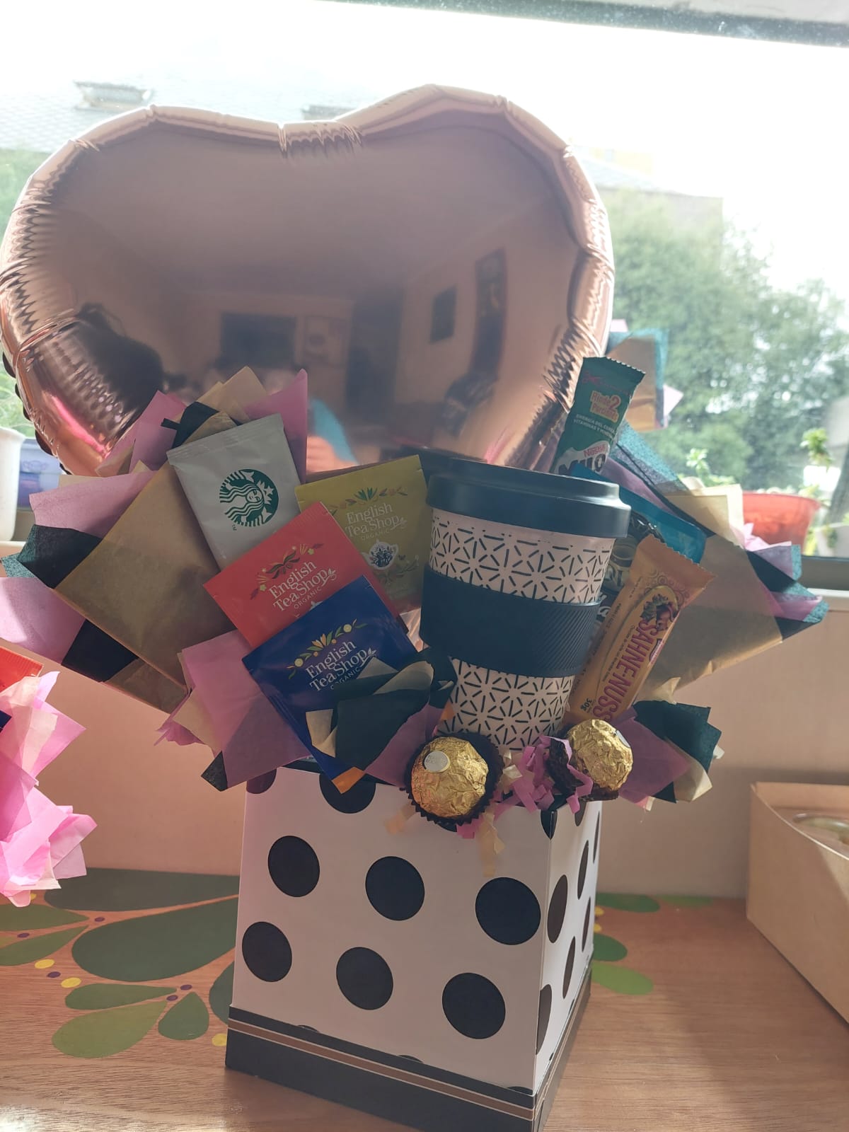 Arreglo de regalo con taza y globo