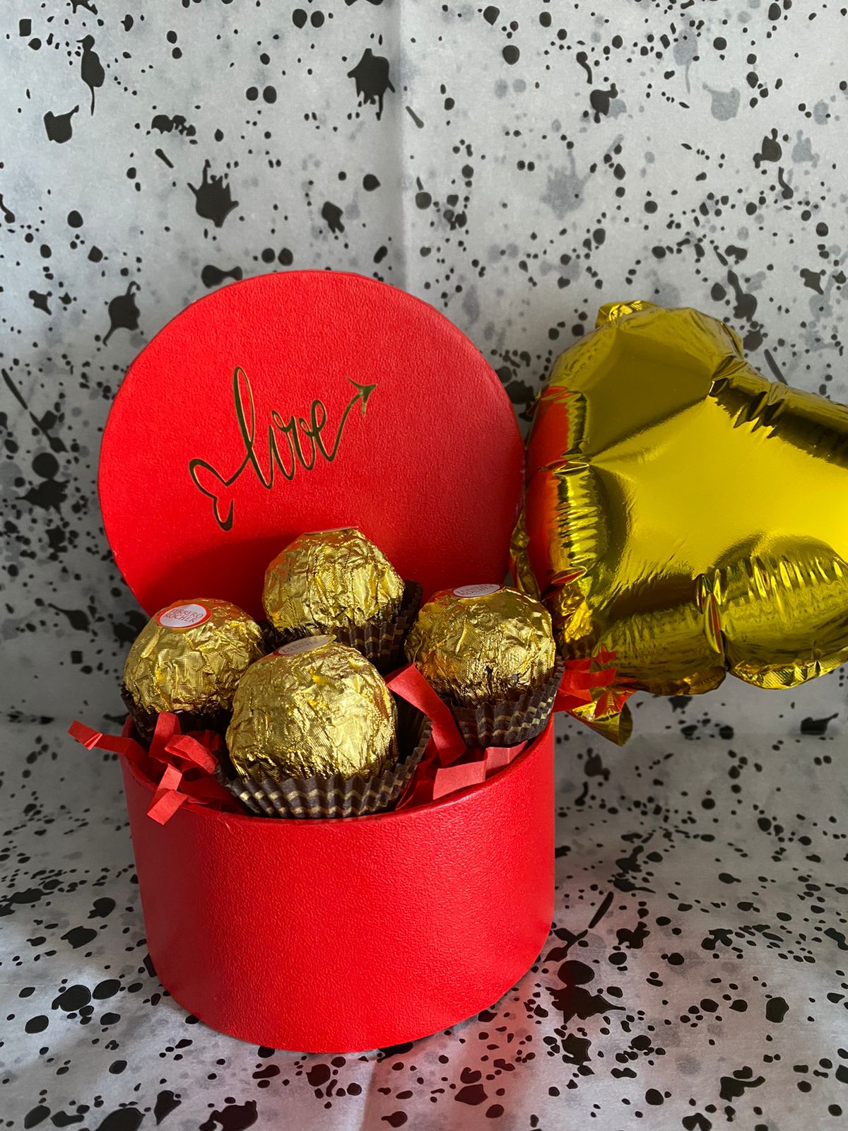 Caja de regalo con bombones y globos