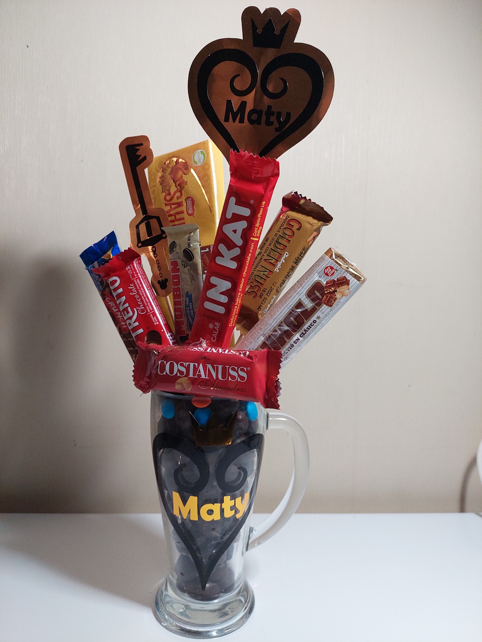Jarro personalizado con chocolates y topper con nombre