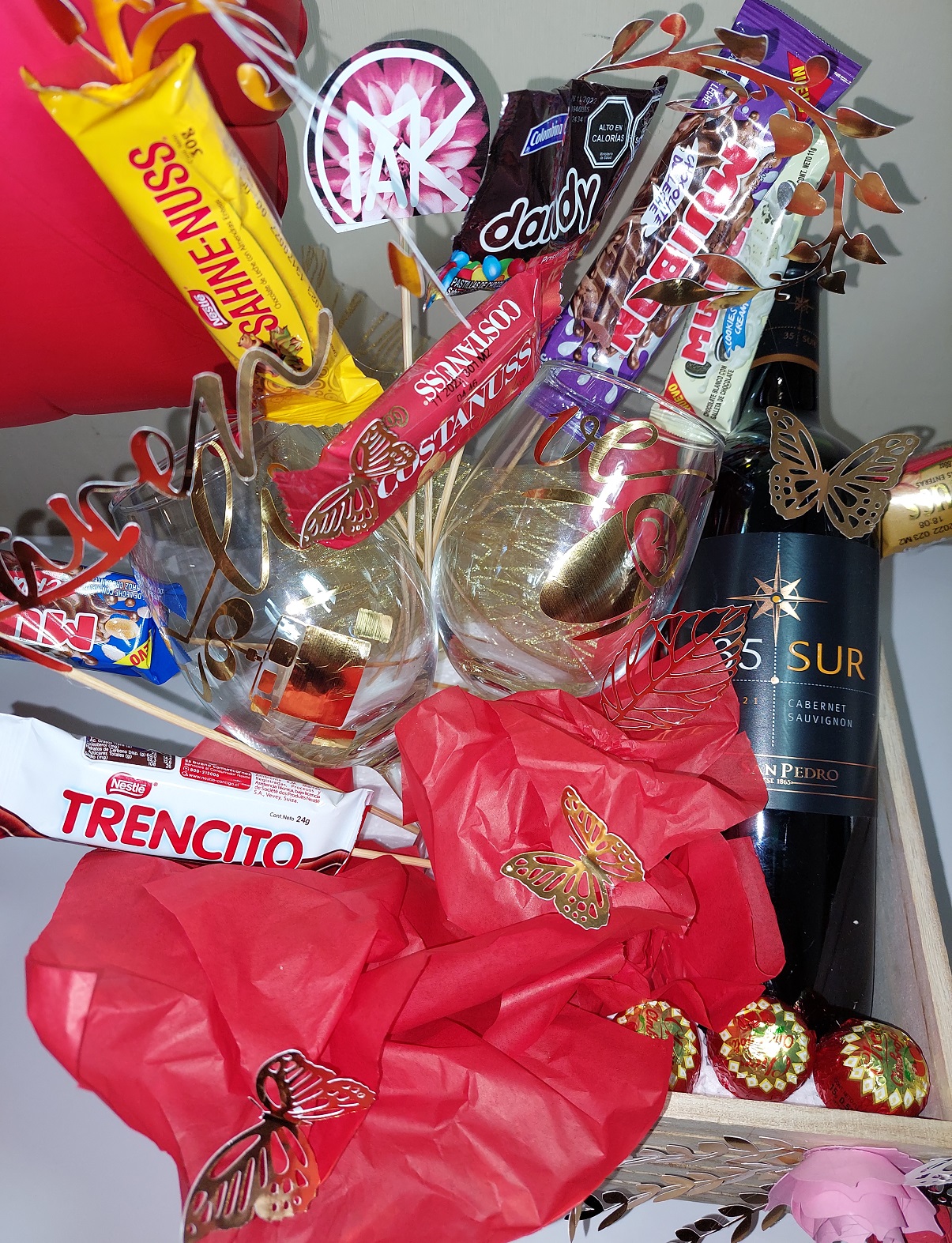 Arreglo de regalo con copas y chocolates