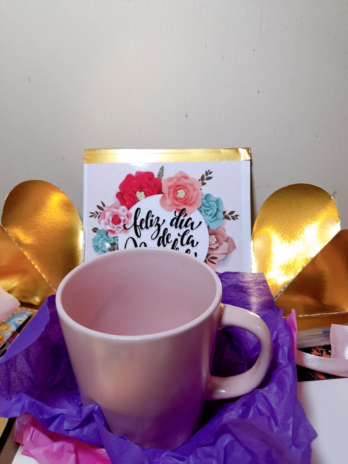 Caja sorpresa con taza rosada y tarjeta