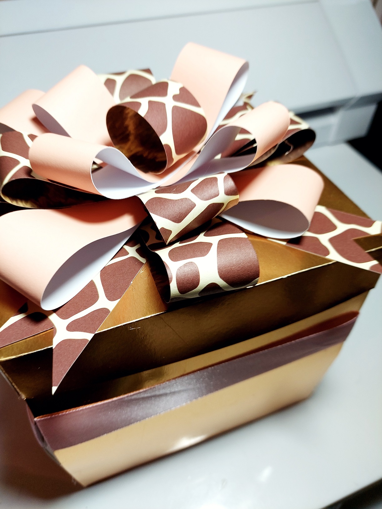 Caja sorpresa cerrada con moño