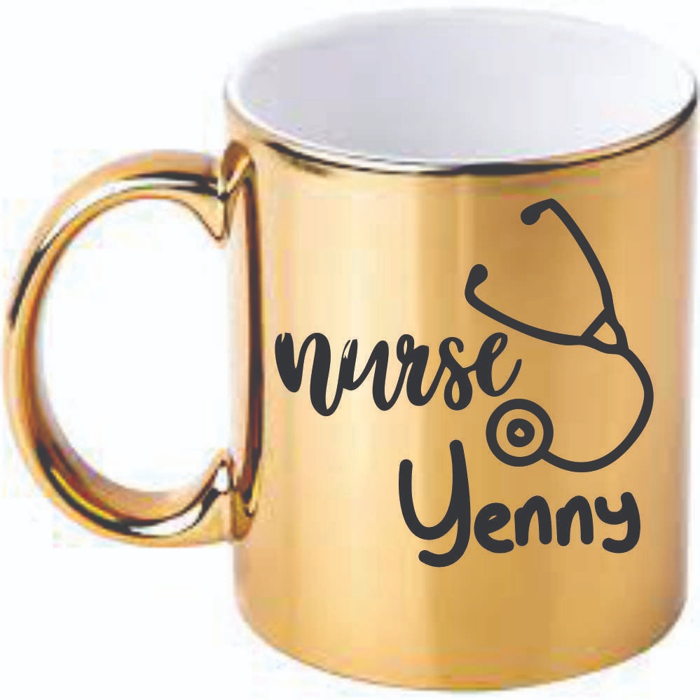 Taza dorada para enfermera con nombre