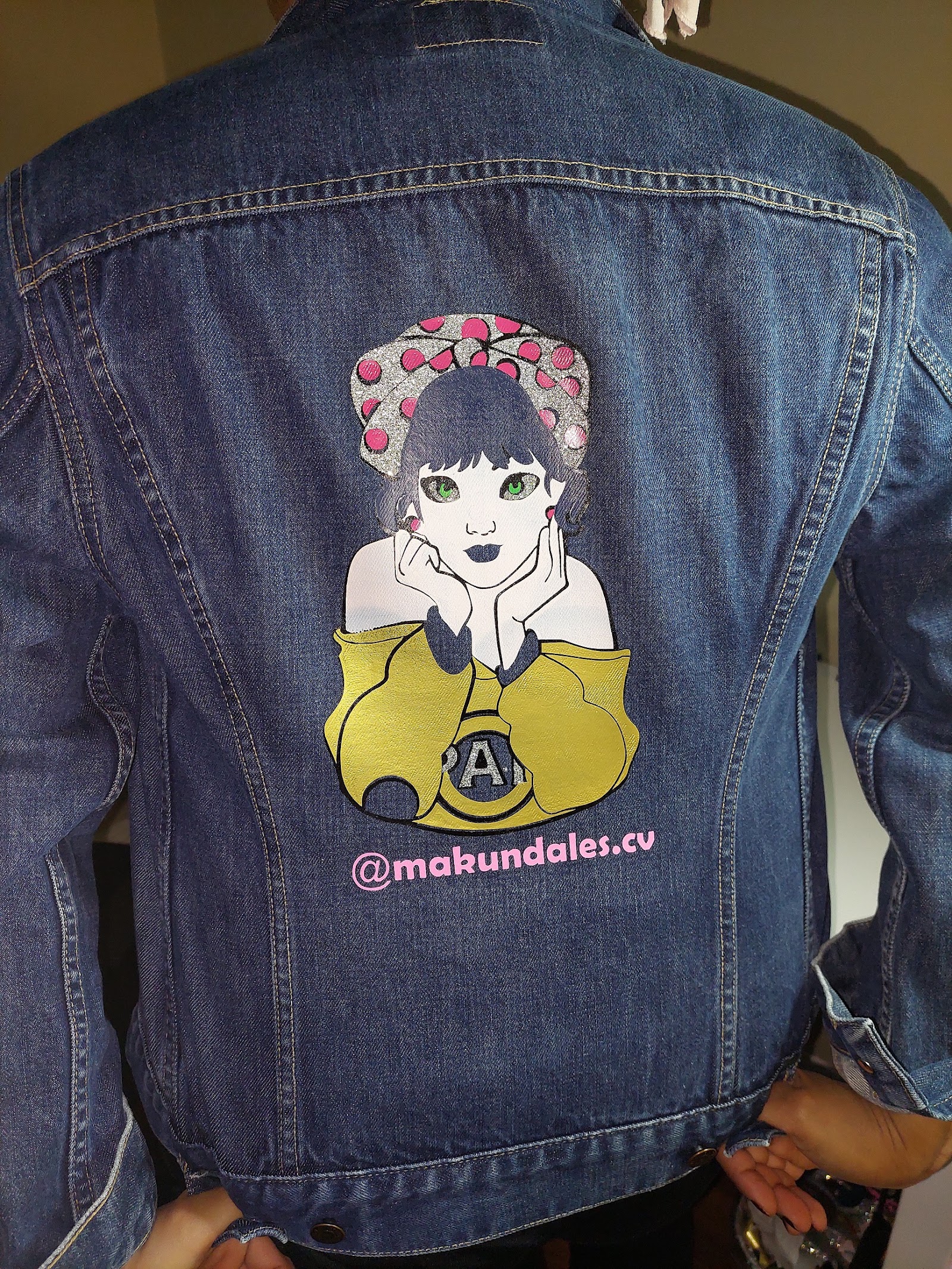 Chaqueta de mezclilla con diseño a todo color en la espalda