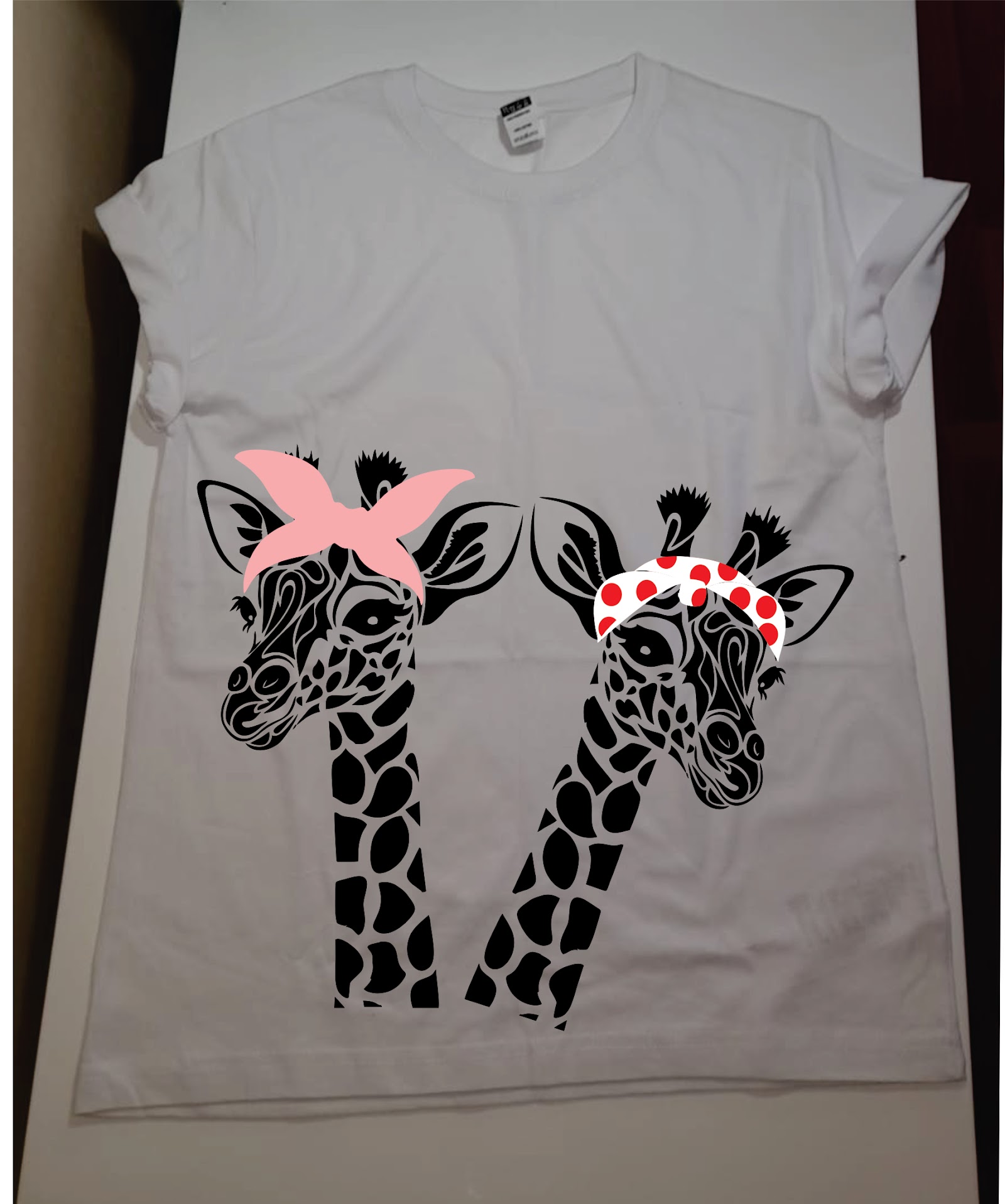 Polera con jirafas y flores