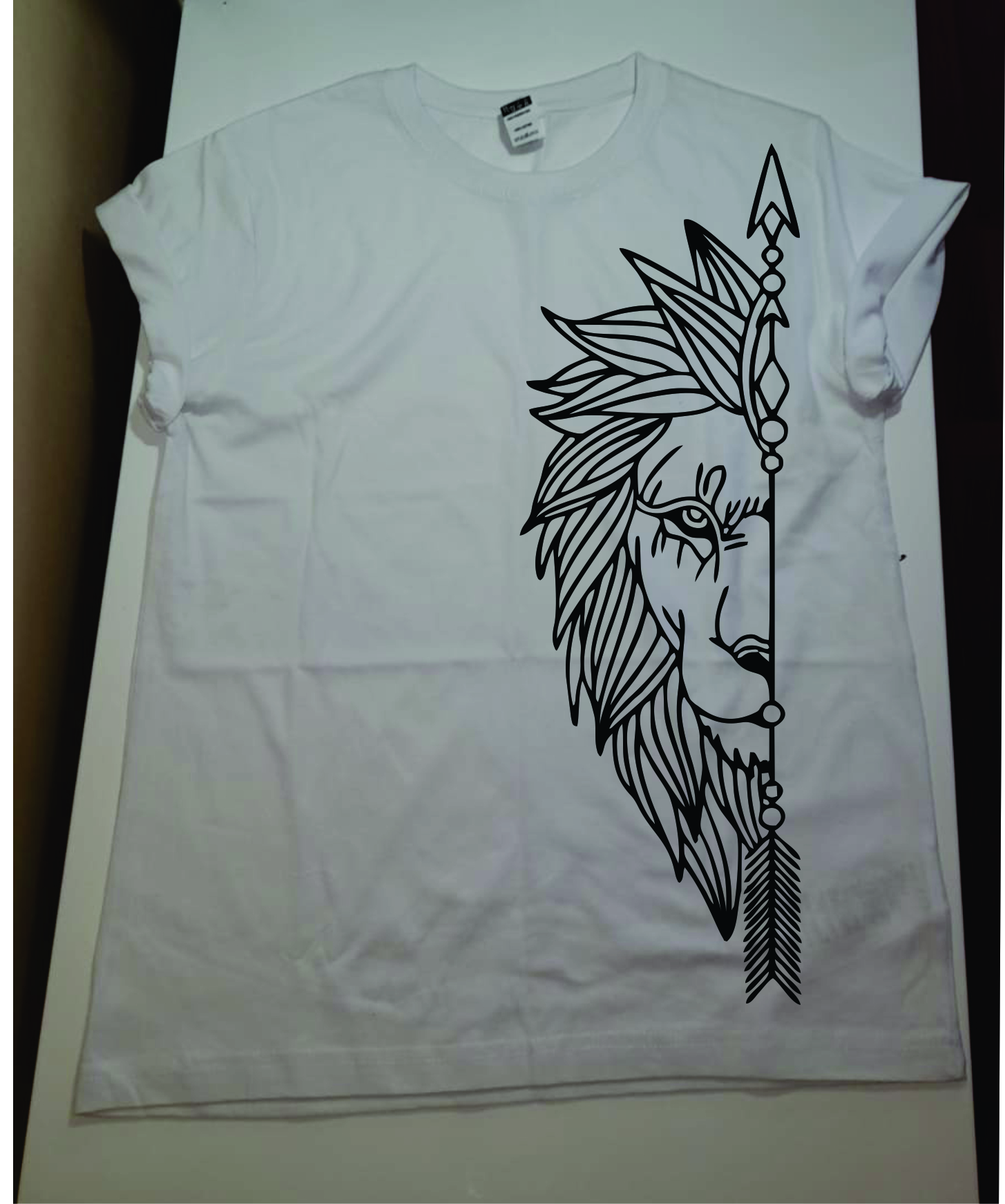 Polera con león en line art