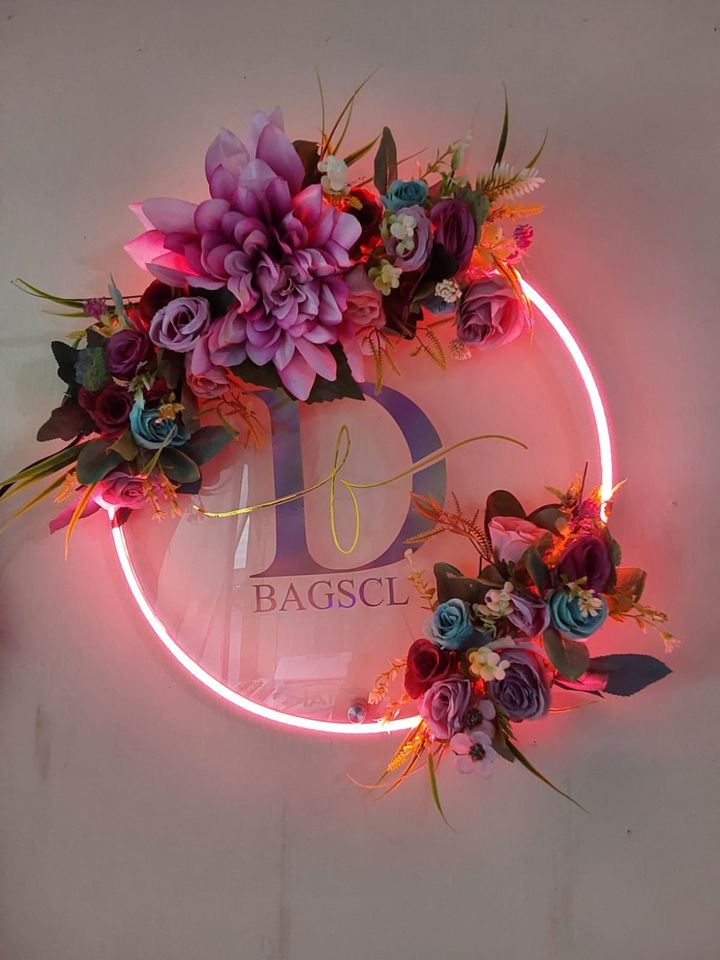 Letrero con luz y flores para salón