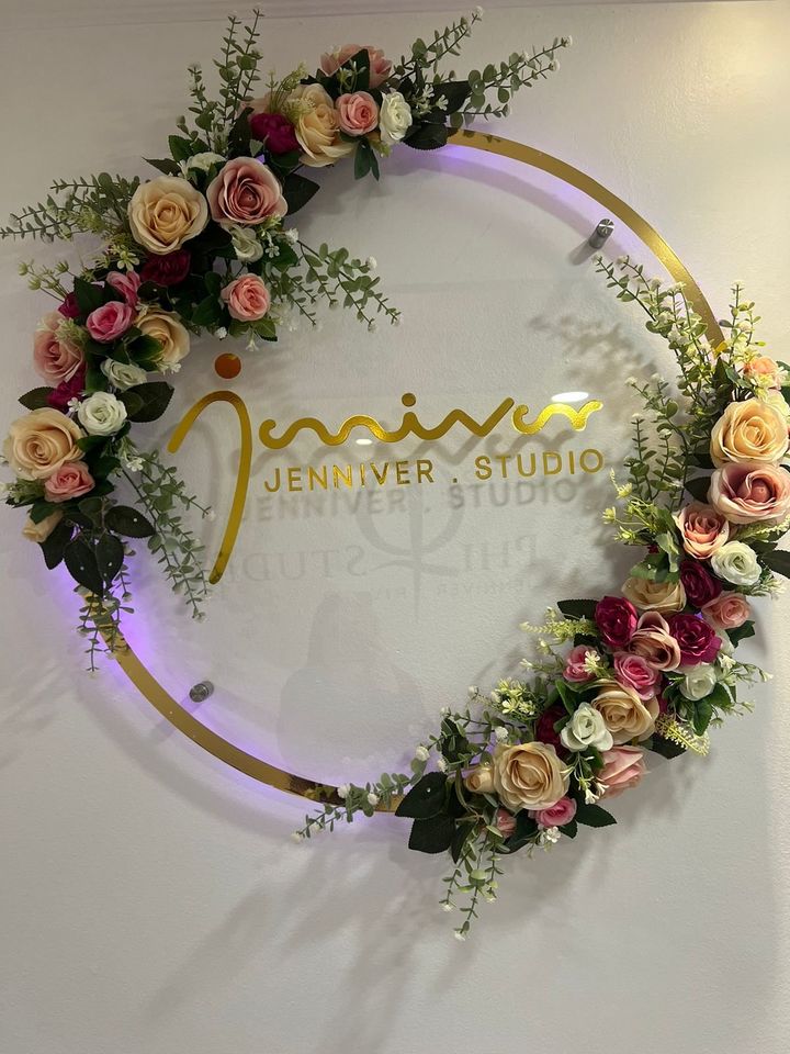 Letrero LED con aro de flores para estudio