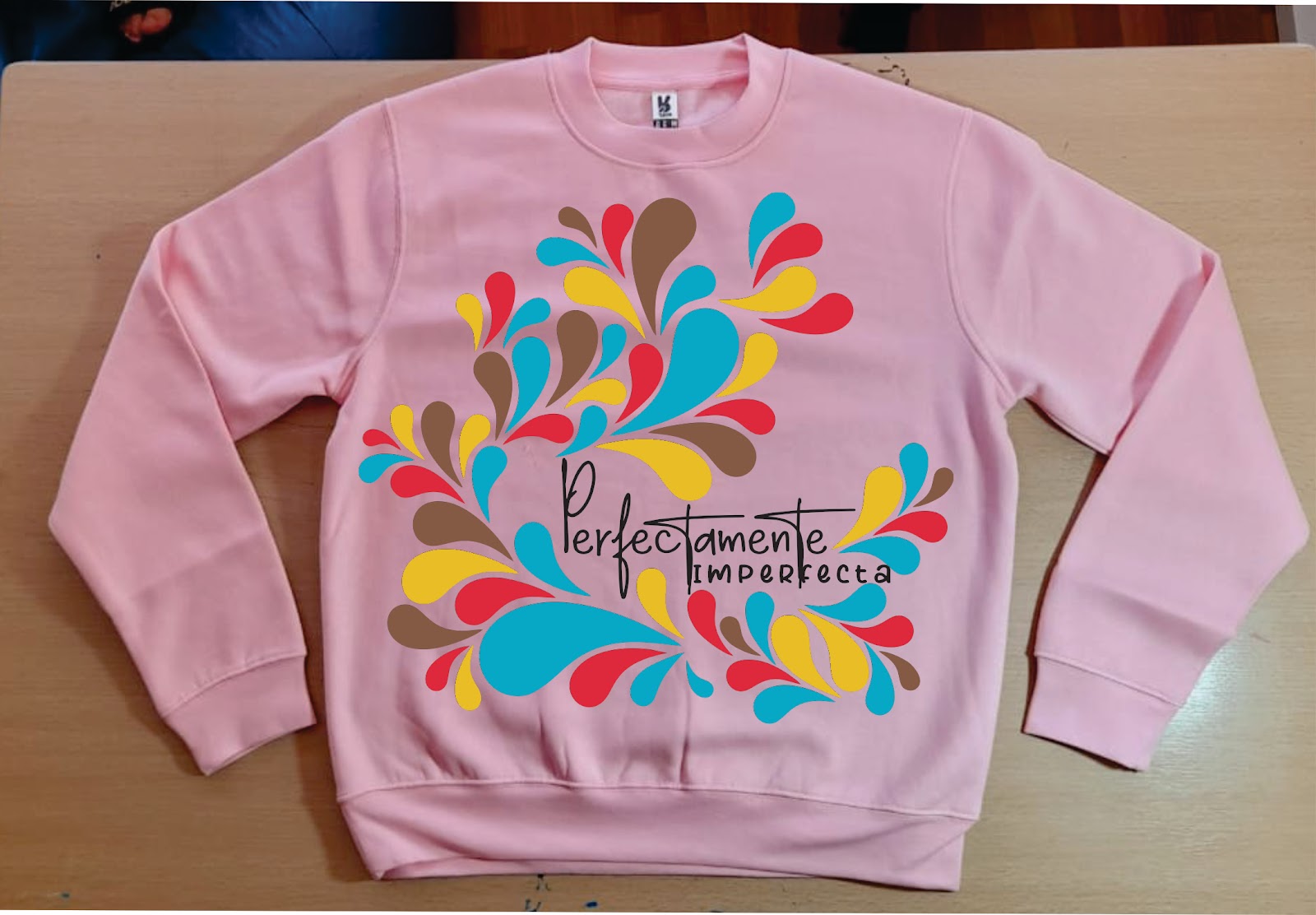 Polerón rosado con diseño floral a todo color