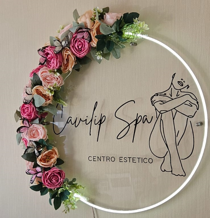 Letrero con aro LED y flores para centro estético