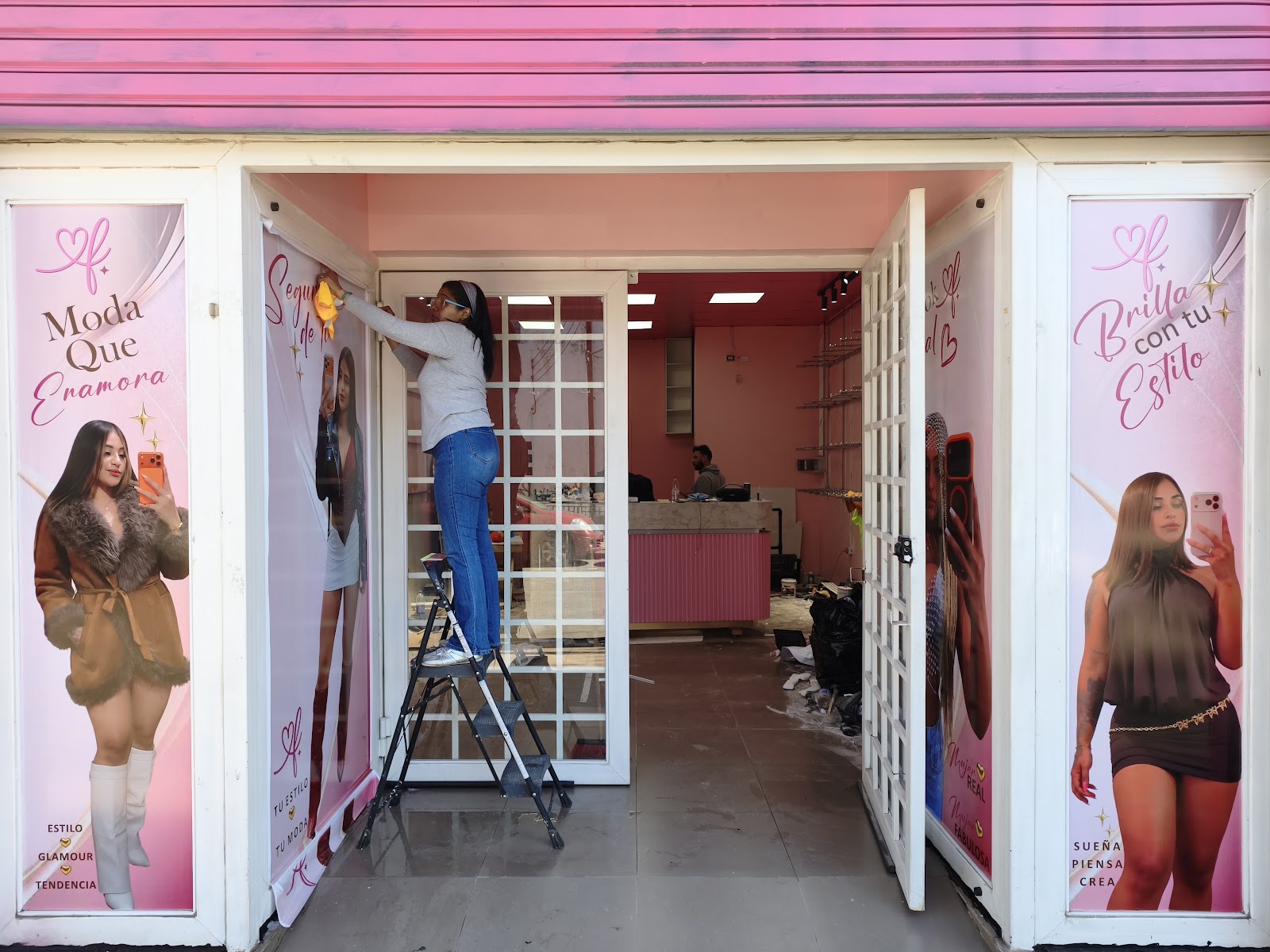 Vitrinas con vinilos impresos durante la instalación
